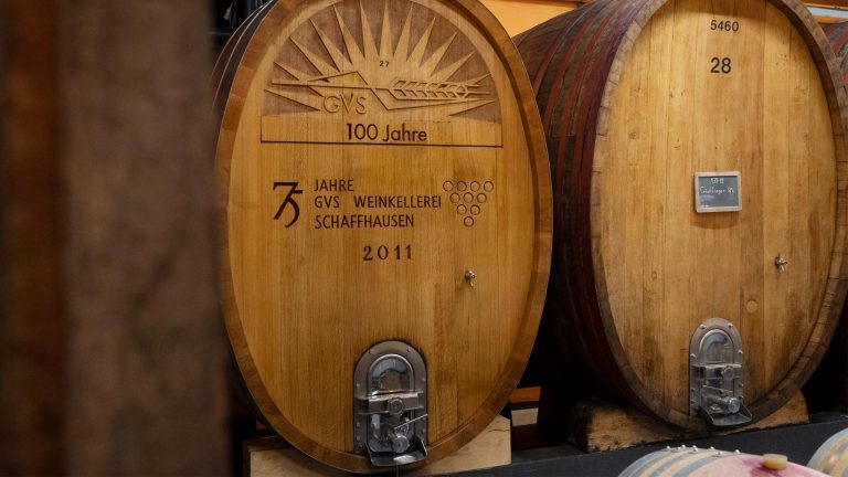 Grosse Eichenfässer im Holzfasskeller